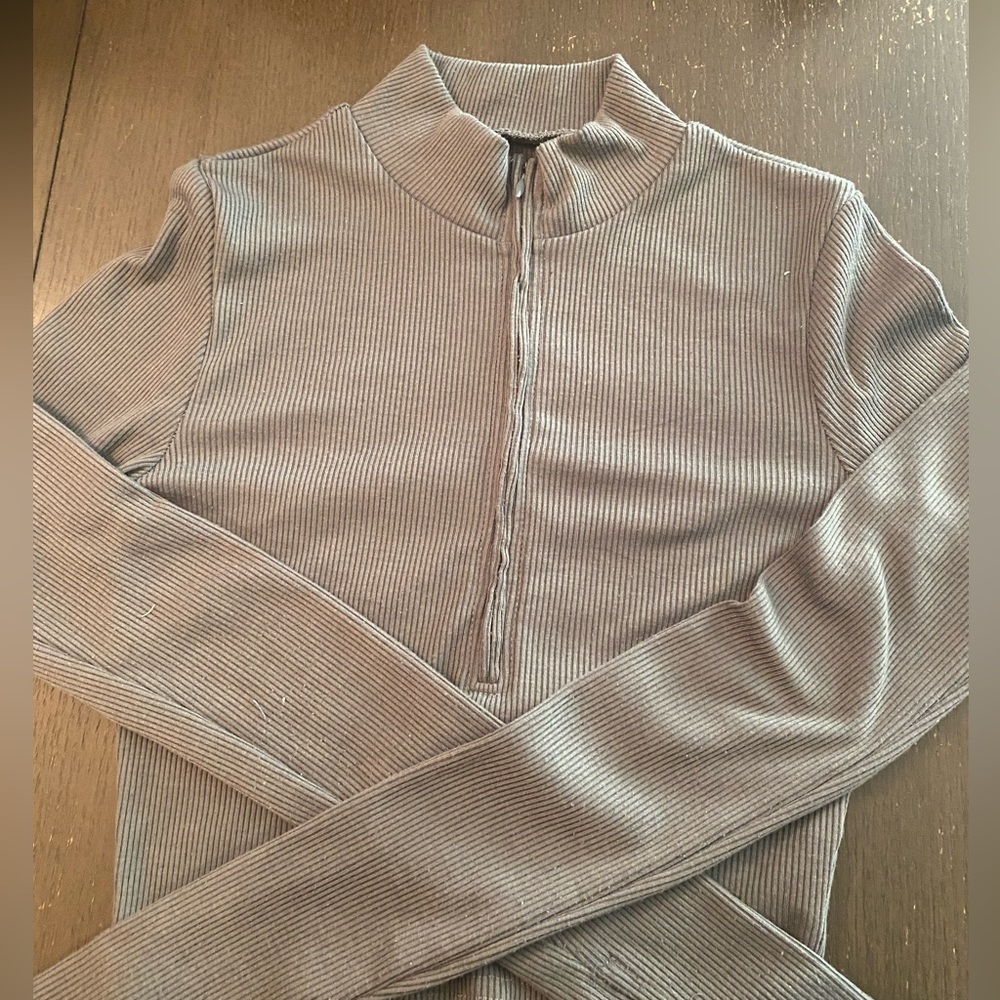 Yesstyle athletic shirt